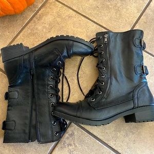 SOLD Basic black combat boots
